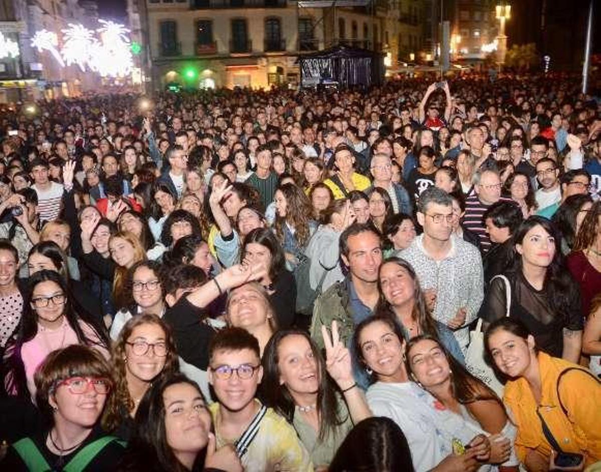 La mezcla de ritmos de The Gift y Carlos Sadness hace bailar a Pontevedra