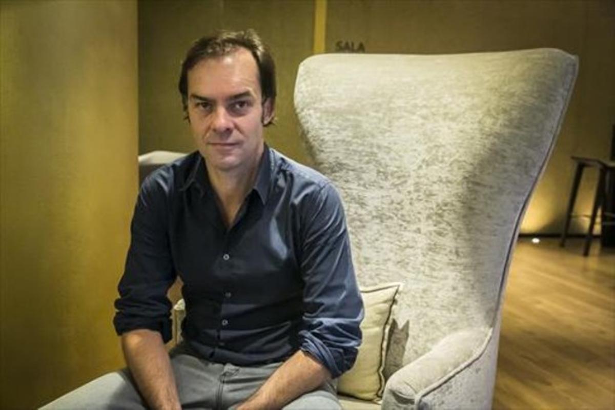 Humor crític 8 L’actor Sébastien Thiery autor de ’Caiguts del cel’, fotografiat ahir a Barcelona.