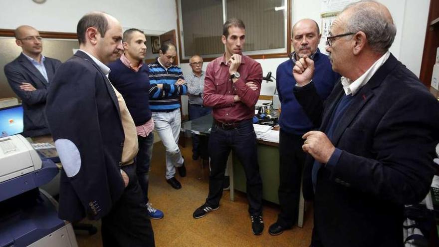 Louzán y Gustavo Falque, durante una reunión con los árbitros vigueses. // Ricardo Grobas