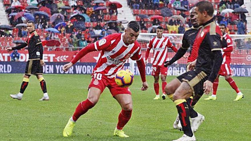 Borja García controla una pilota davant la pressió de Trejo en una jugada del partit del curs passat a Montilivi.