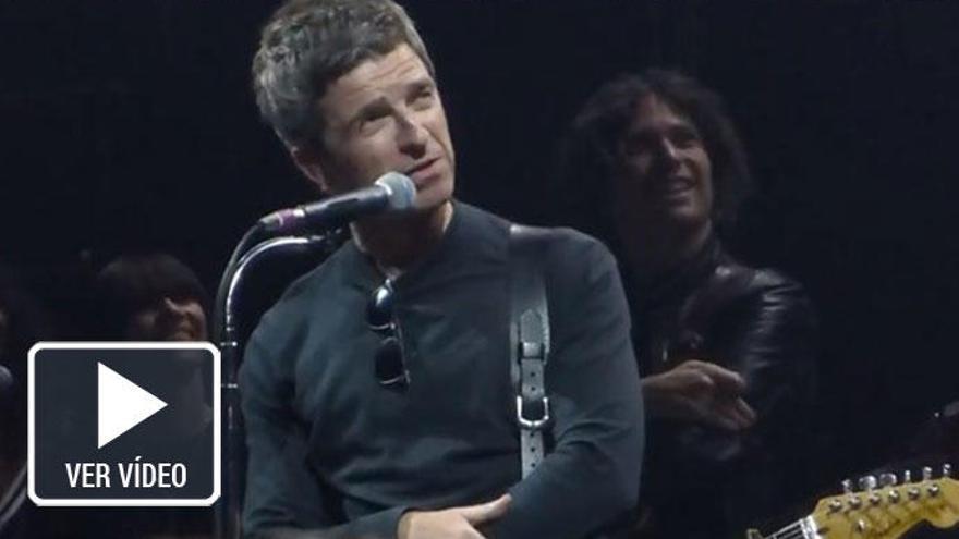 Noel Gallagher vacila a unos fans.