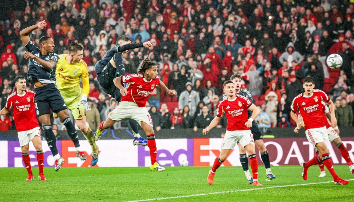 Anatolin Trubin marcando el gol