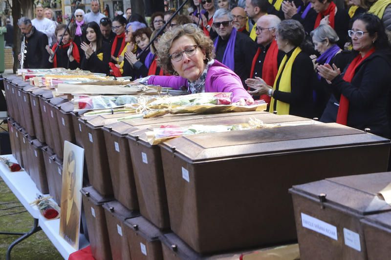 Entrega de los restos de los fusilados por el franquismo a sus familiares, en Paterna