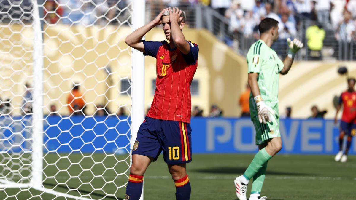 ¿Qué pasó entre Ayala y Dani Olmo? La redes alucinan con su feo gesto – Superdeporte