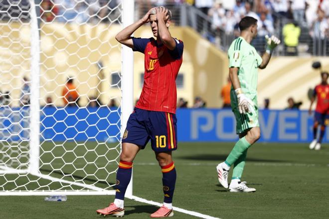 Puñetazo de Ayala a Dani Olmo tras la final