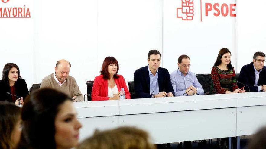 Adriana Lastra, primera por la izquierda, durante la reunión de la ejecutiva federal del PSOE, ayer en Madrid.