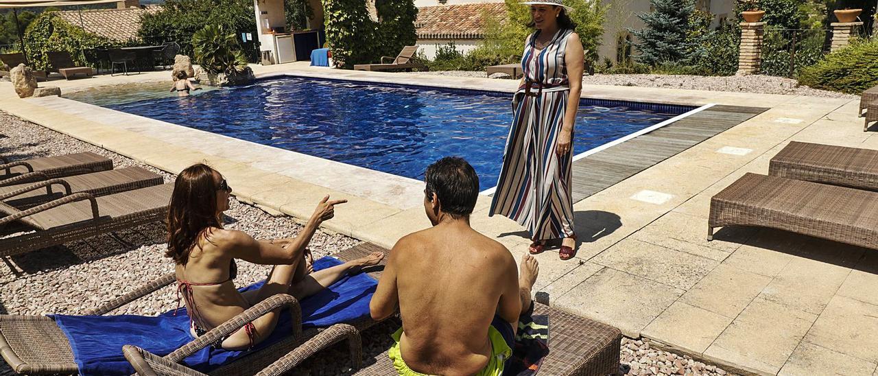 Clientes disfrutando de la piscina en el Hotel Masía La Mota, en pleno corazón de la Font Roja.