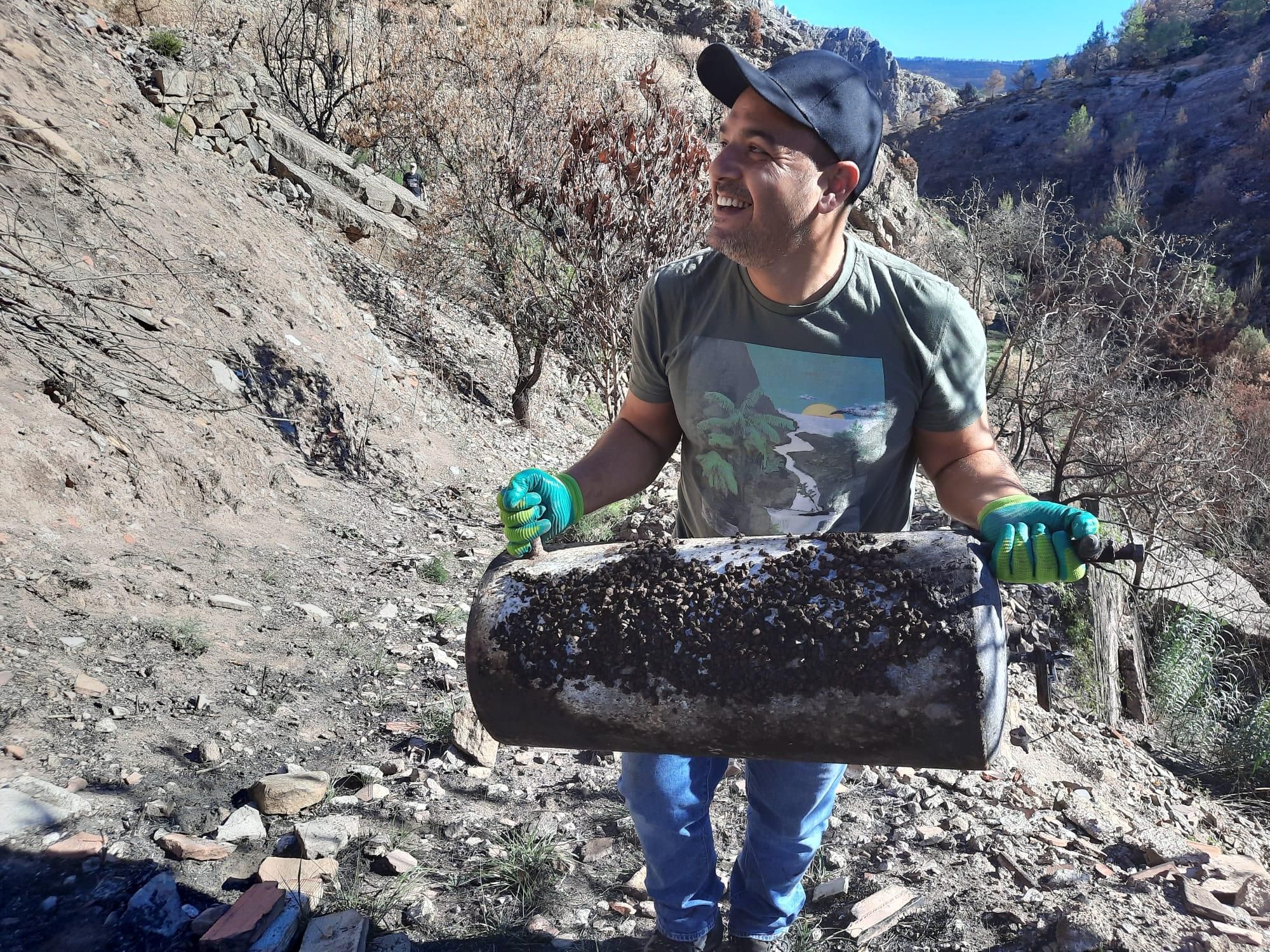 Un hombre muestra un calentador recogido en la montaña