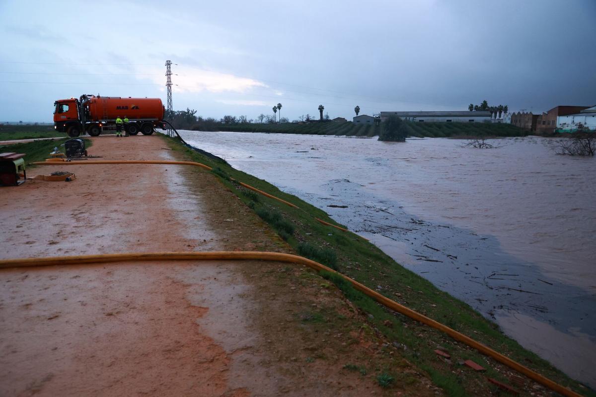 La lluvia anega varias zonas de Lora del Río (Sevilla), que se protege con bombas de desagüe. POLITICA Rocío Ruz - Europa Press