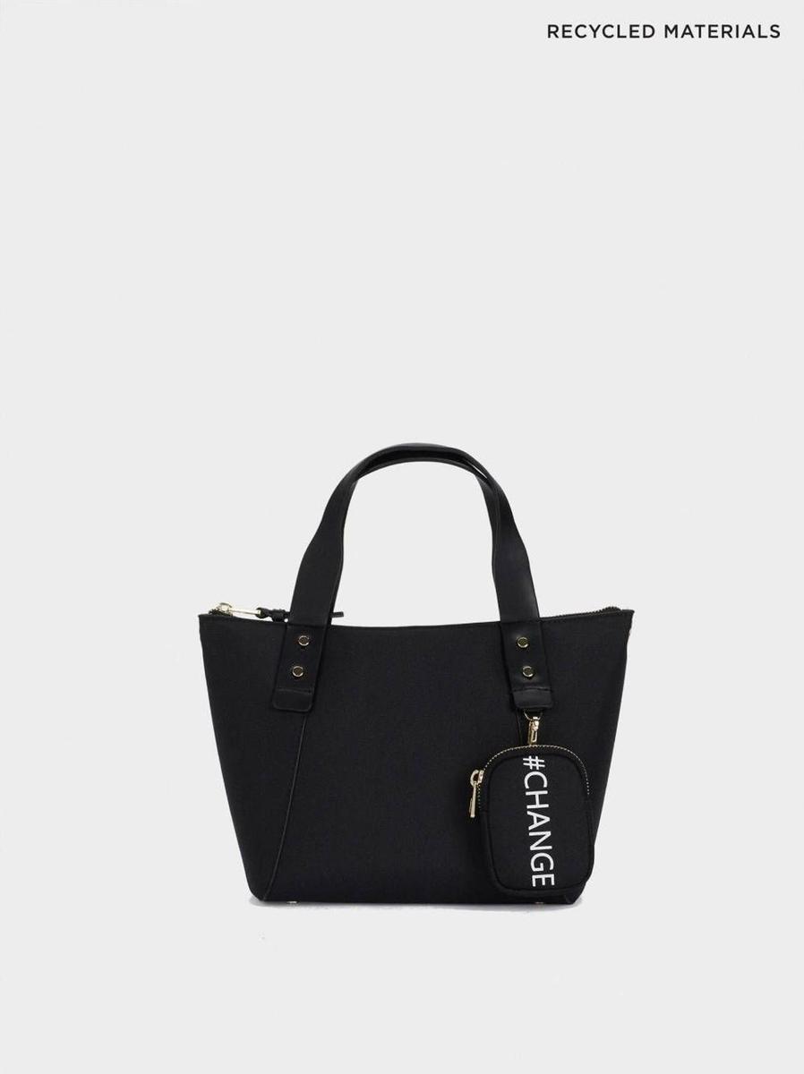 Bolso shopper confeccionado con materiales reciclados (Precio: 27,99 euros)