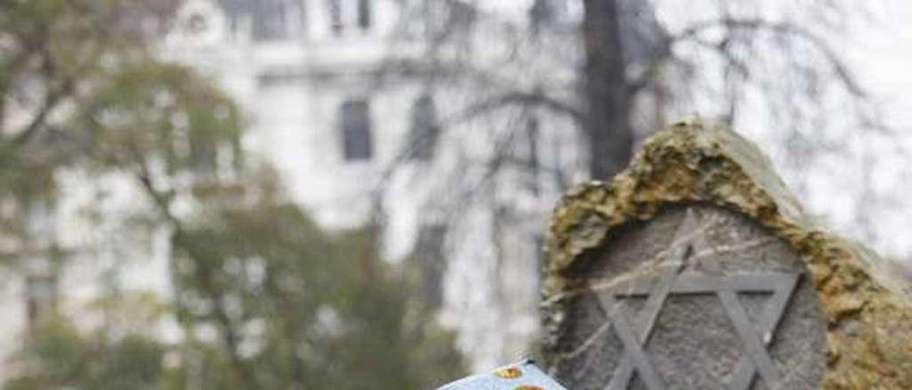 Aida Oceransky, ayer, junto al monolito del Campo San Francisco en memoria de los judíos asesinados.