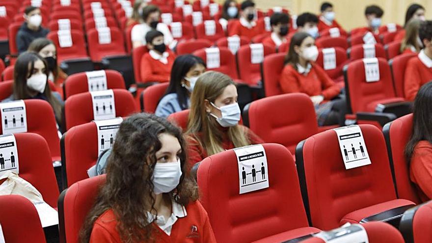 Parte del alumnado, durante la cita en el salón de actos del centro. 