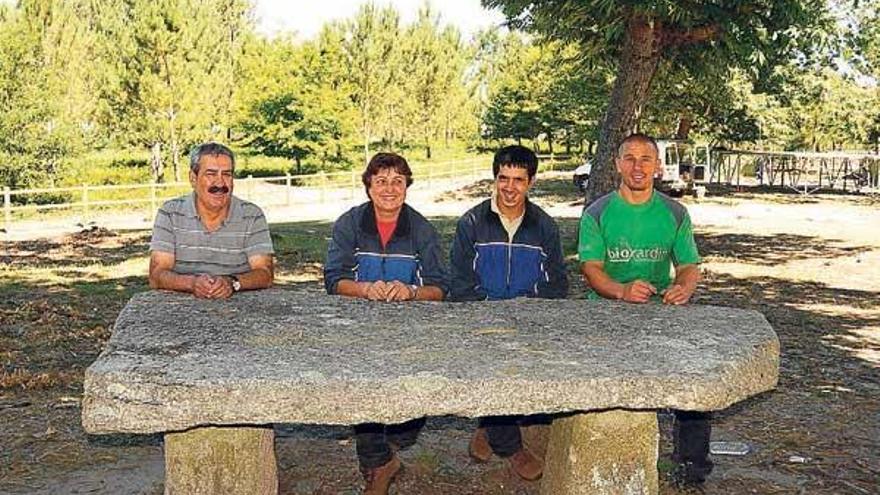 Juan Santos junto a varios organizadores de la Romaría de Chan de Arquiña.  // Gonzalo Núñez