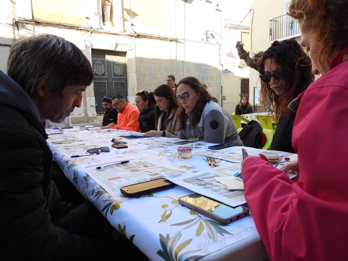 Els docents atenent les explicacions d’Esteban Berchez.