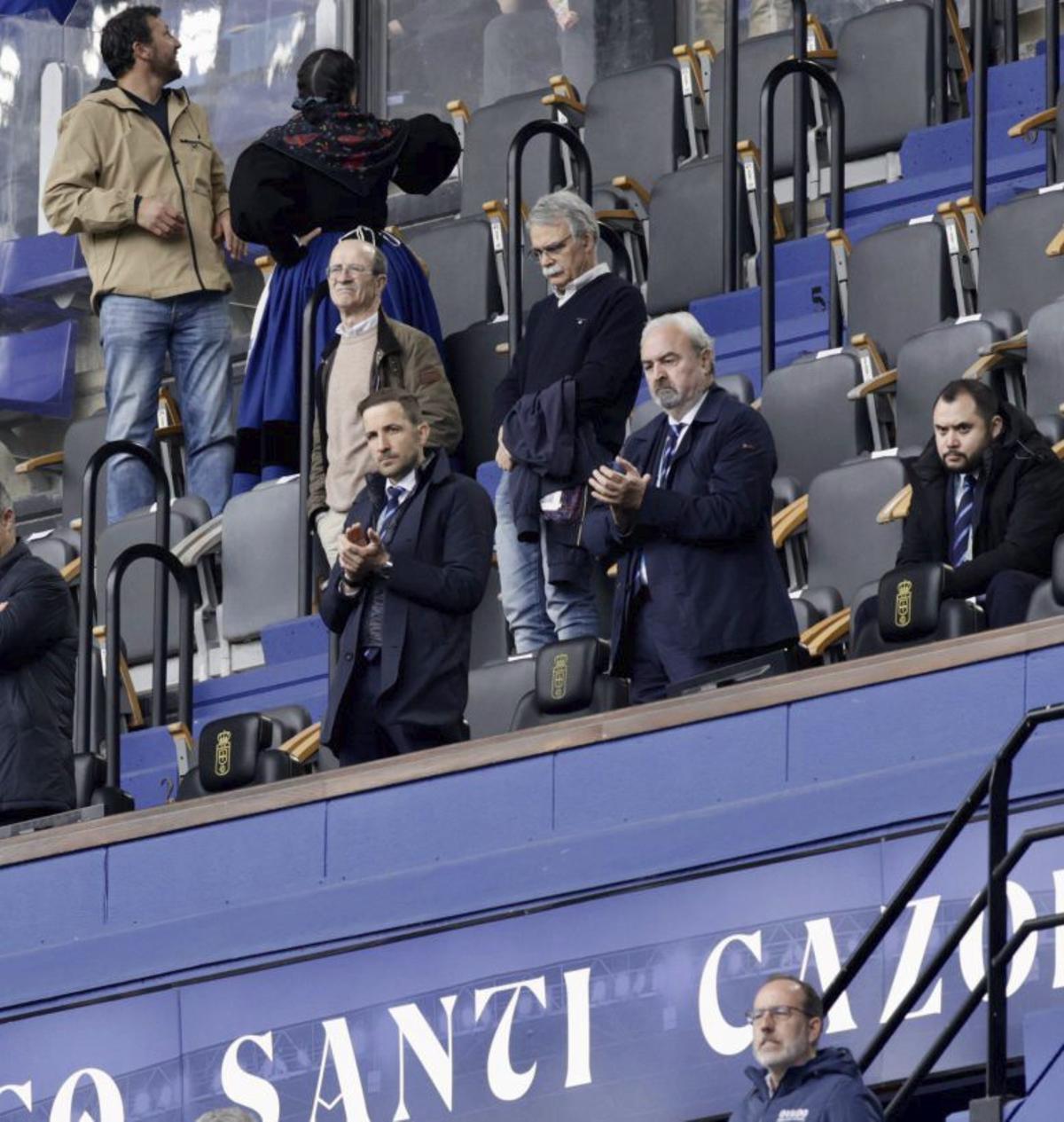Varios aficionados en la grada del estadio azul. | JUAN PLAZA