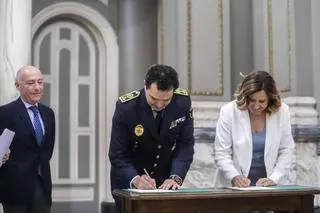 Toma de posesión del nuevo jefe de la Policía Local de València, Ángel Albendín