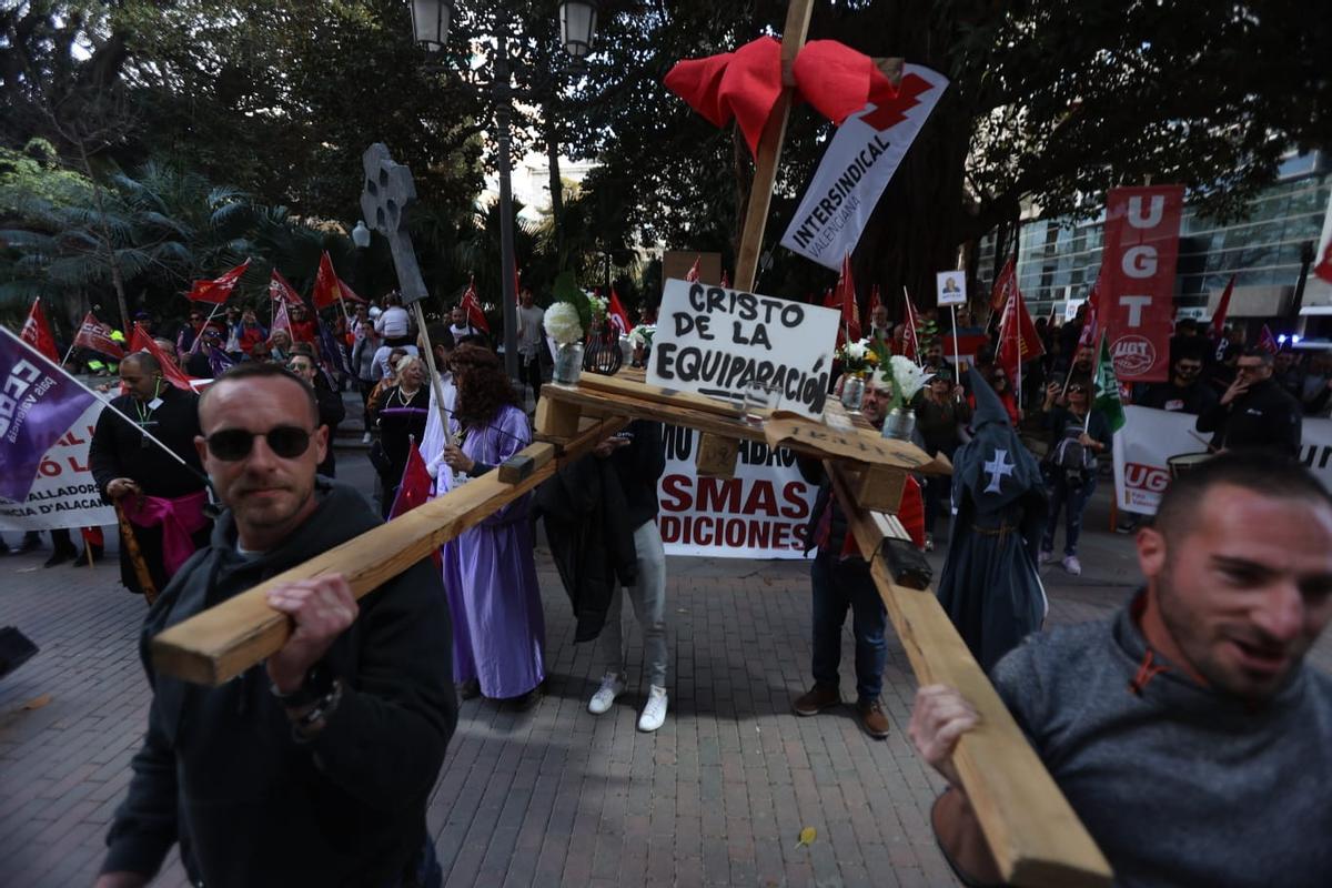 Los trabajadores de Sitval durante la concentración a la llegada a la plaza Gabriel Miró.