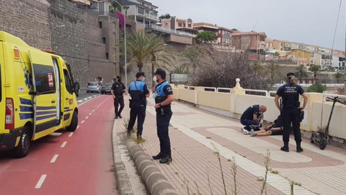 Los efectivos sanitarios atienden al herido.