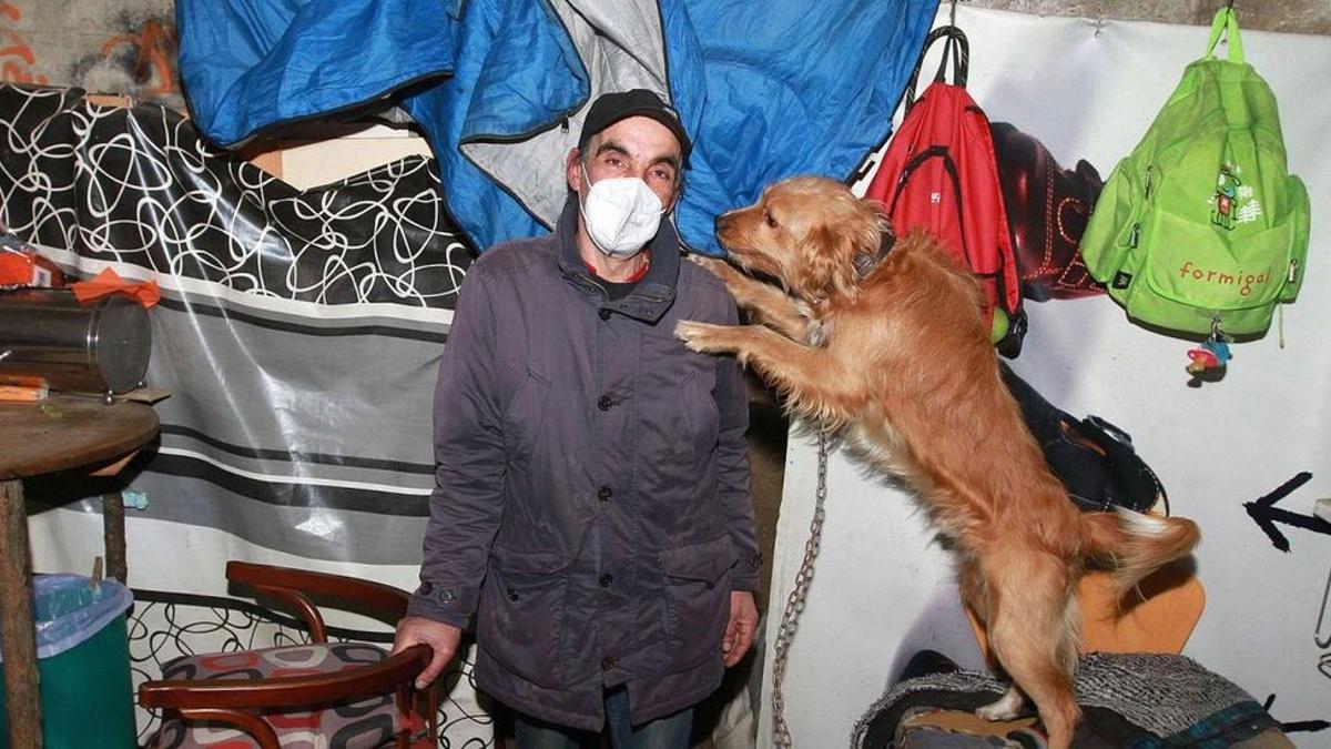 Narciso Barreira y su perro Alien, en la infravivienda bajo la N-120 en la que vive desde 2019.