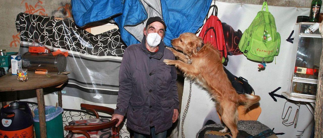 Narciso Barreira y su perro Alien, en la infravivienda bajo la N-120 en la que vive desde 2019.
