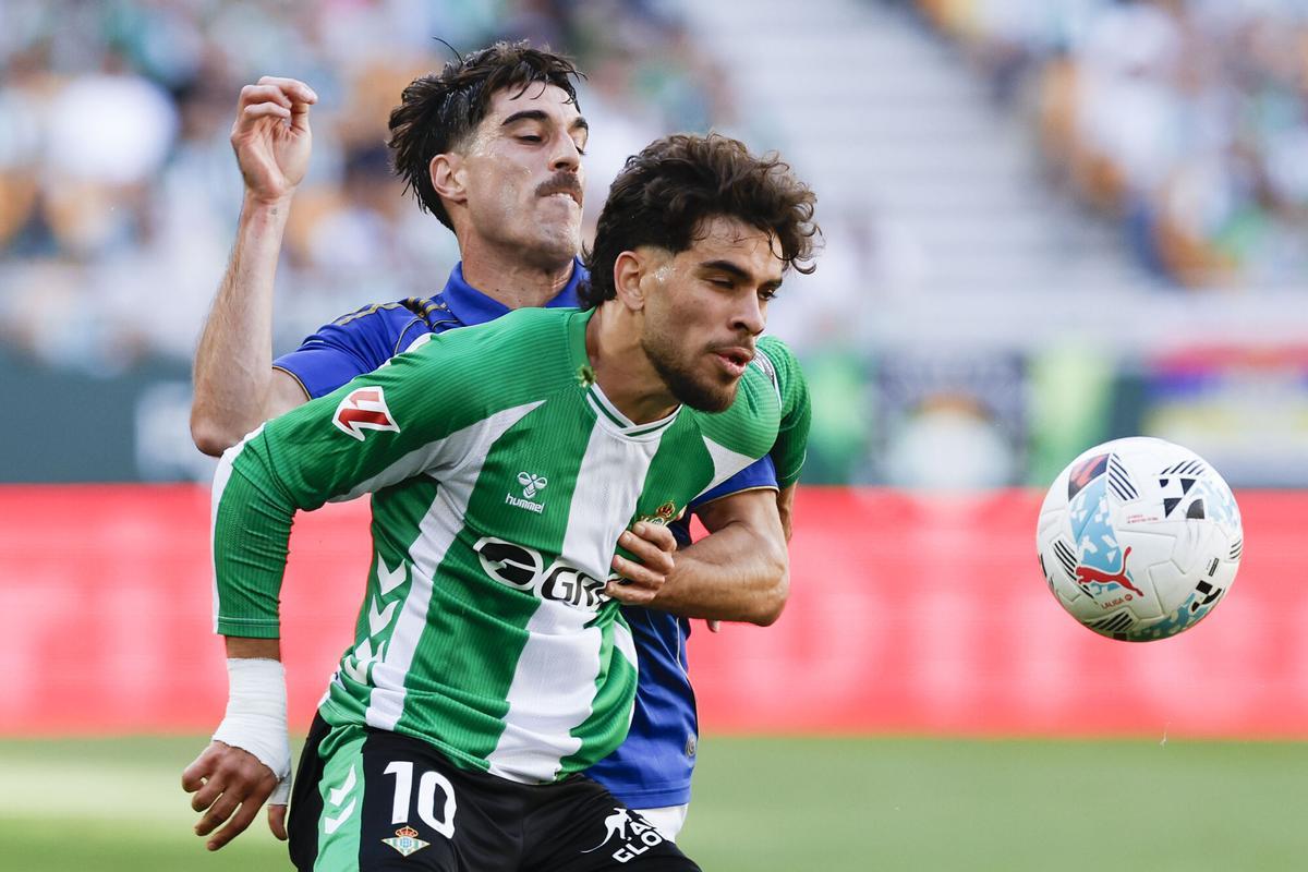 El jugador del Betis Abdessamad Ezzalzouli y el jugador del Oviedo Ignacio Vidal, durante el partido de la jornada 34 de LaLiga EA Sports entre Betis y Oviedo, este domingo en el estadio de La Cartuja en Sevilla. EFE/ Julio Muñoz. (betis) (Oviedo)