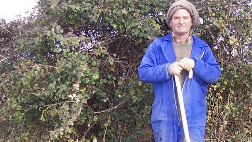 El ganadero Toribio Julián, de Ferreruela, posa junto a un lobo abatido hace dos años.