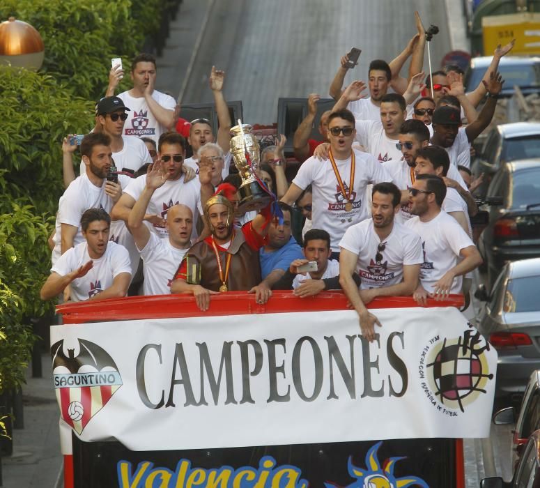 El Saguntino celebra el título de Copa a lo grande