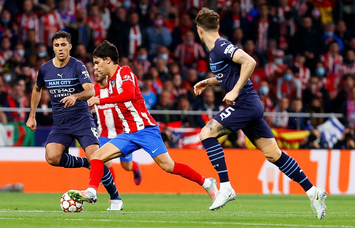 Joao Félix ataca en una jugada ante el Manchester City en el Metropolitano.