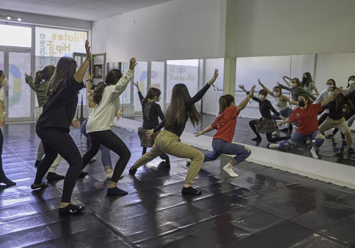 Os alumnos ensaiando o teatro musical en Aveiro / climántica