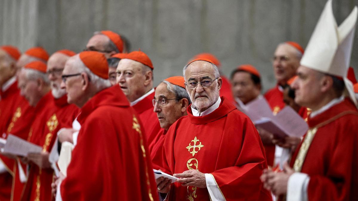 El cardenal Cristóbal López Romero, junto con otros cardenales, asiste a una misa de duelo por el papa Francisco en el cuarto día de Novendiali