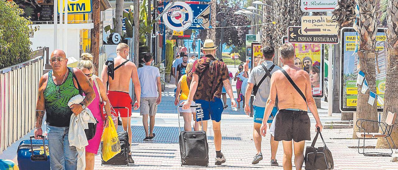 Turistas británicos dejando sus hoteles en Benidorm