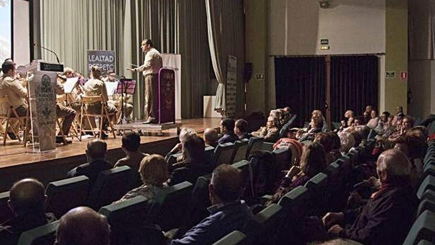 Un momento del concierto de la banda militar en el paraninfo del Colegio Universitario.