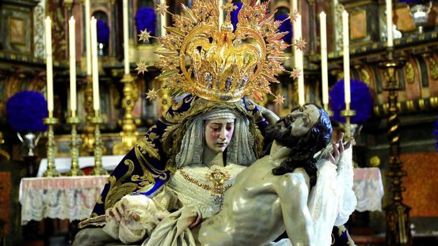 Nuestra Señora de las Angustias: Un largo pleito enfrenta desde 1722 a la cofradía con los agustinos por la propiedad de la talla de Juan de Mesa. 