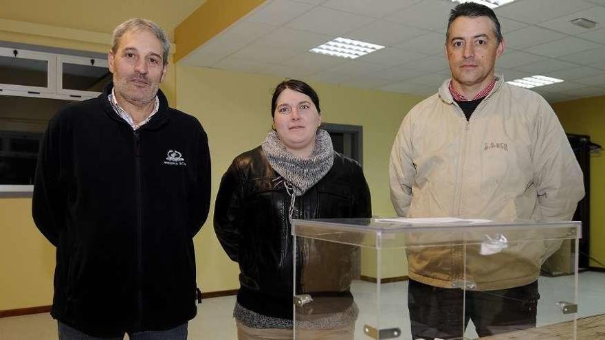El alcalde electo junto a Lourdes Carreira y Álvaro Currás, los otros dos candidatos. // Bernabé/Javier Lalín