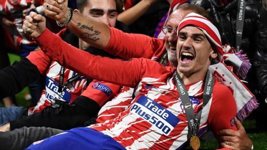 Griezmann celebra el título de la Liga Europa.