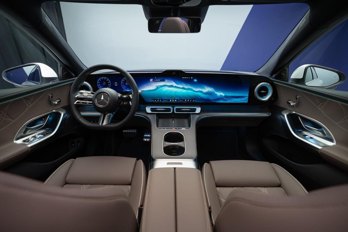 La gran novedad está en el interior, con protagonismo absoluto para el nuevo MBUX Hyperscreen de 39,1 pulgadas, acompañado por el sistema operativo MB.OS