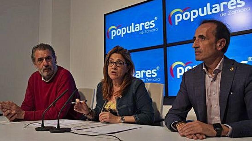 Mayte Martín Pozo, junto a Juan Dúo y José Luis Prieto, durante la rueda de prensa.