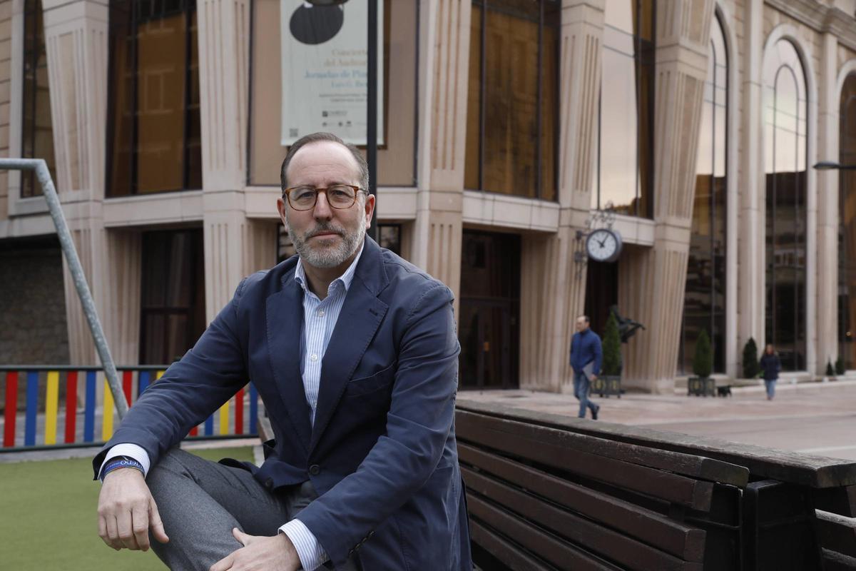 Mario Arias, sentado en un banco de la plaza del Fresno.