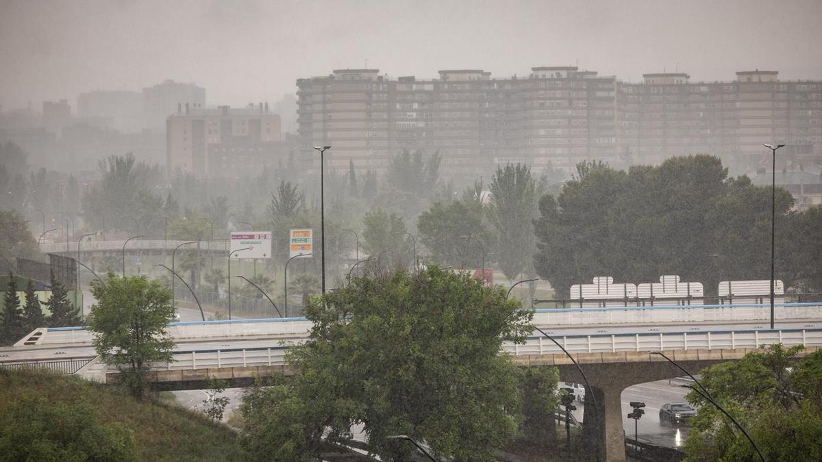 Un tormenta en Zaragoza, en una imagen de archivo