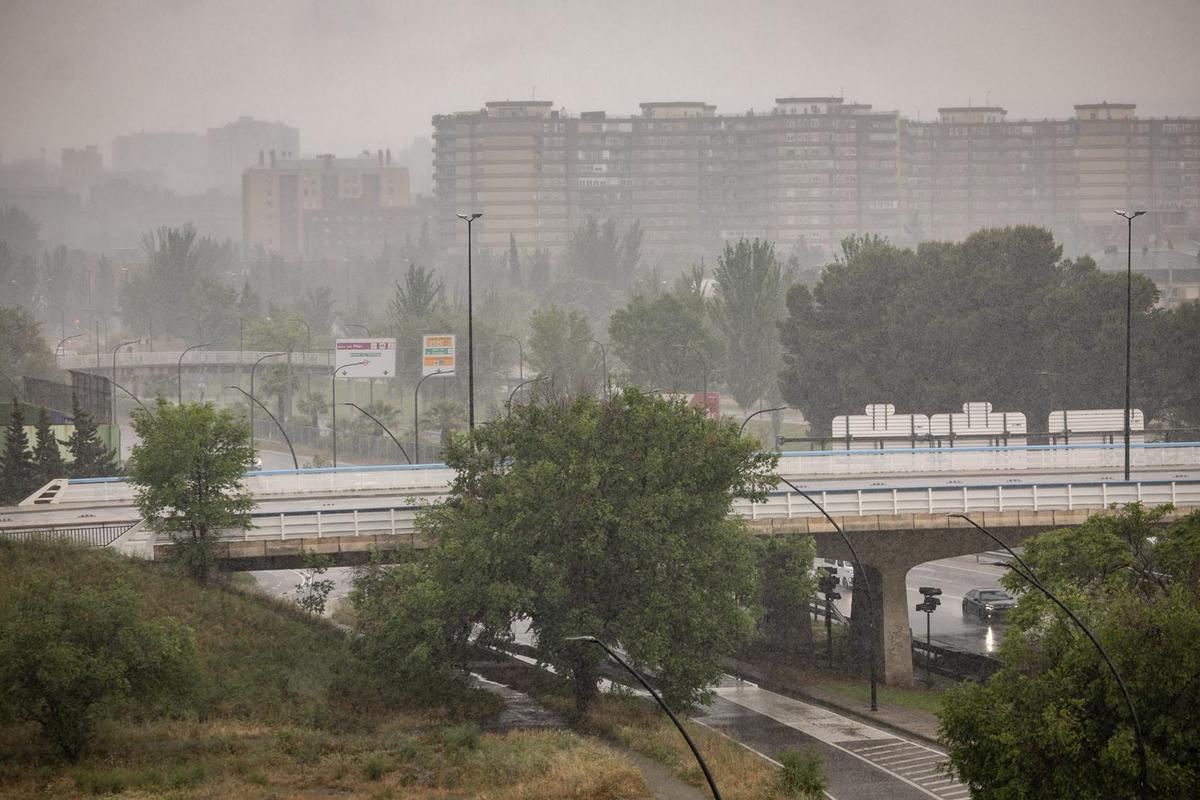 Una fuerte tormenta de esta tarde de domingo pone fin al puente de Mayo y azota momentáneamente Zaragoza