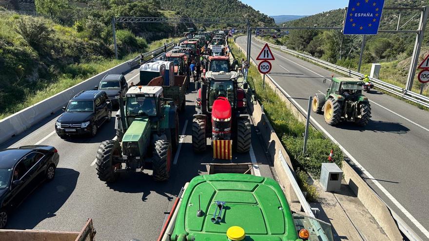 Més d&#039;un centenar de tractors bloquegen l&#039;AP-7 a la Jonquera