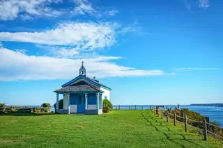 La ermita más bonita de España es azul y blanca y está en un mirador infinito al Cantábrico