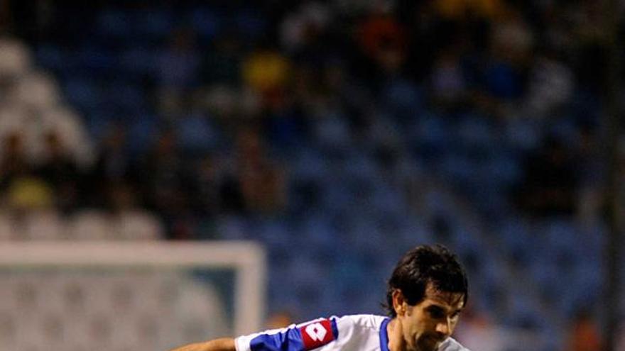 Valerón protege el balón durante la pasada edición del Teresa Herrera. / juan varela