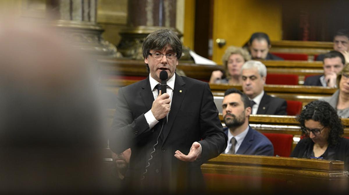 Intervenció del president Carles Puigdemont al Parlament després de la suspensió de la Conselleria d’Exteriors.