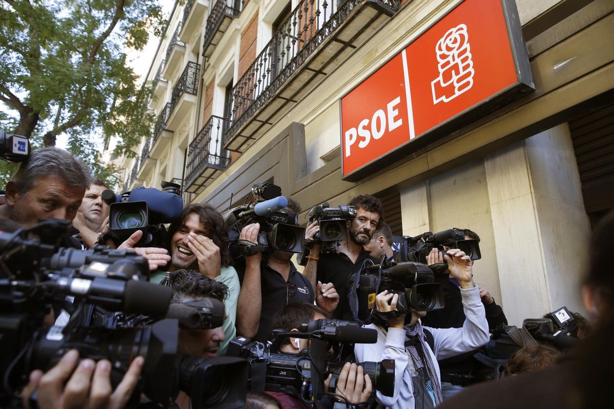 La UCO entra en Ferraz por orden del juez para clonar el correo de Santos Cerdán
