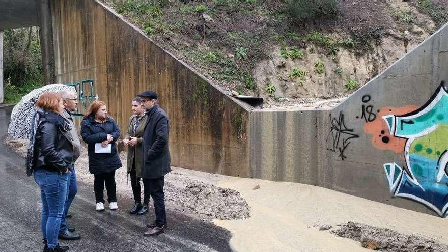 La alcaldesa y el edil de Urbanismo junto a los representantes de los vecinos de A Paradela ante la riada de lodos del corredor. // Santos Á.