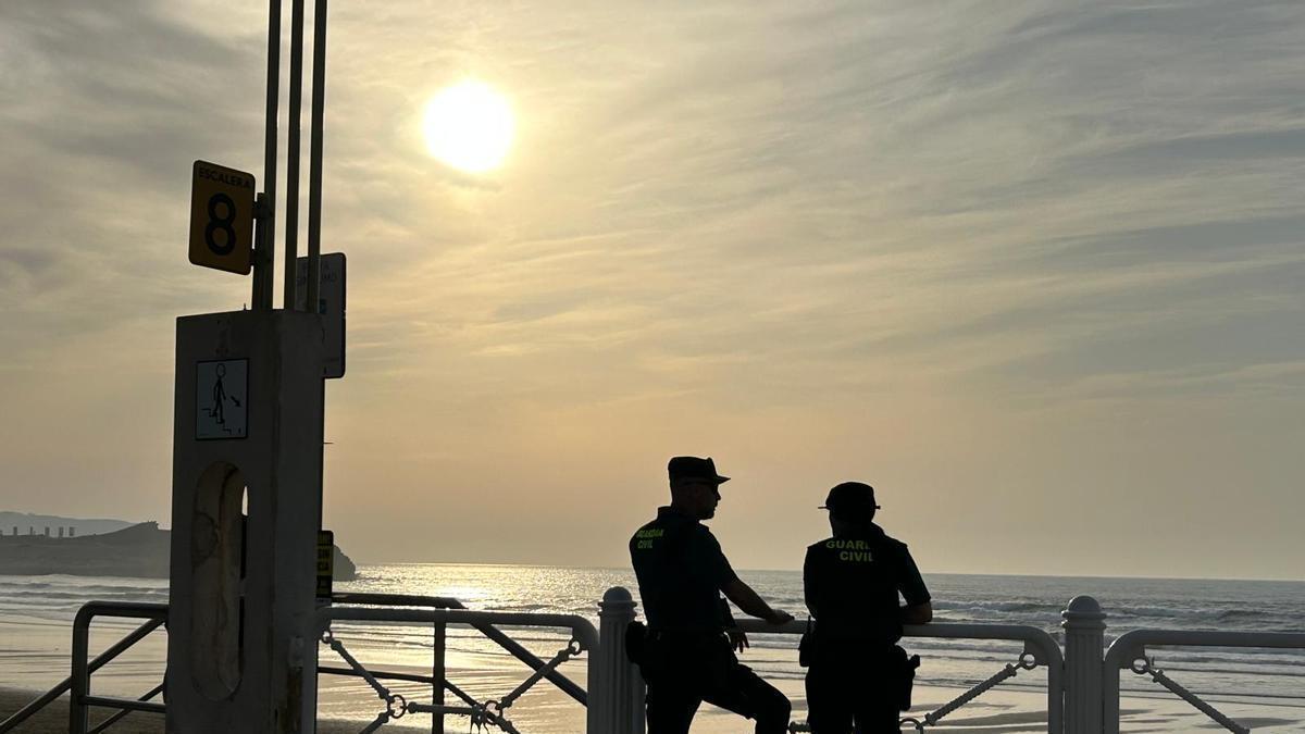 EN IMÁGENES: Labores de búsqueda por tierra, mar y aire de Iyán García, avilesino de 19 años desaparecido tras ser arrastrado por la corriente en Salinas.