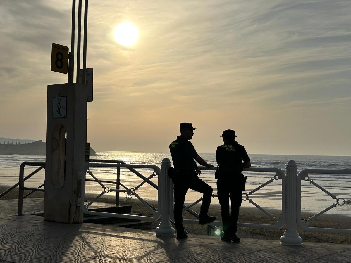 EN IMÁGENES: Labores de búsqueda por tierra, mar y aire de Iyán García, avilesino de 19 años desaparecido tras ser arrastrado por la corriente en Salinas.