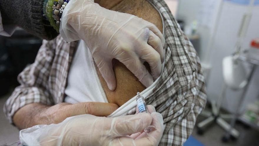 Un paciente se vacuna de la gripe