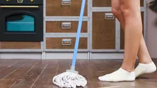 El truco infalible para limpiar la fregona y dejarla como nueva: ¡la solución que funciona de verdad!